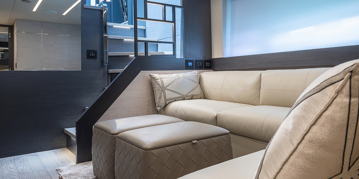 Продается моторная яхта PERSHING 8X 2022г.